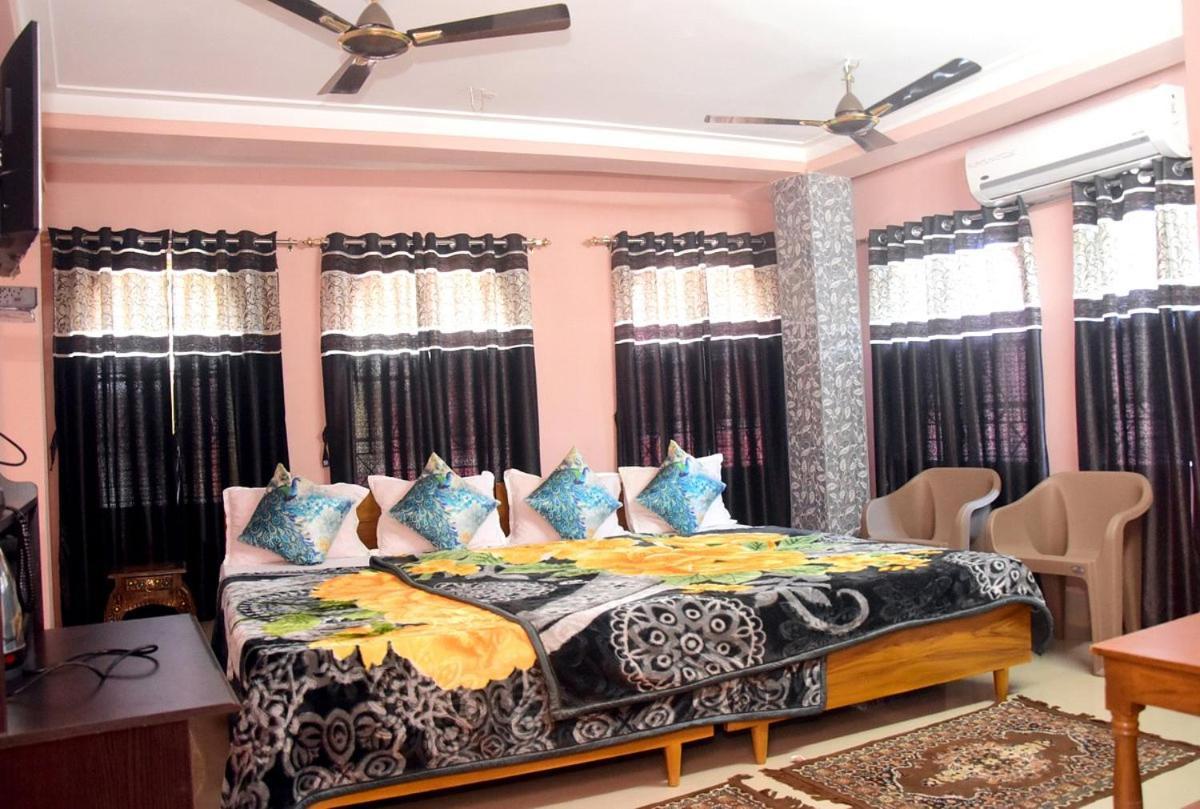 Hotel Royale Calcutta Buitenkant foto